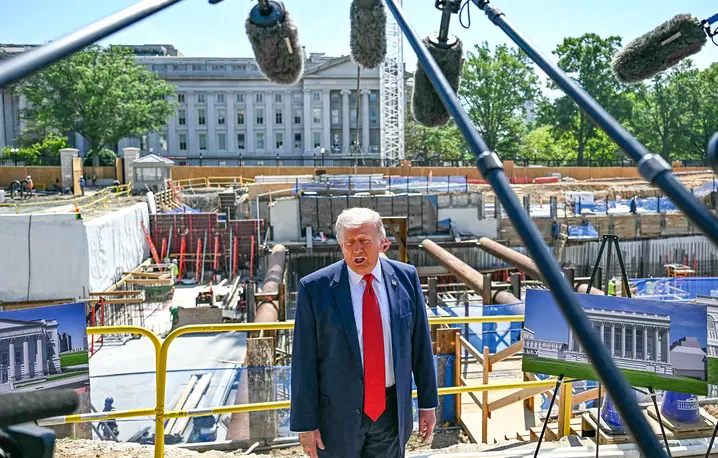 Donal Trump prokazuje projekty swojej sali balowej na placu budowy. Waszyngton, 19 maja 2026 r. // Fot. Kent Nishimura / AFP / East News