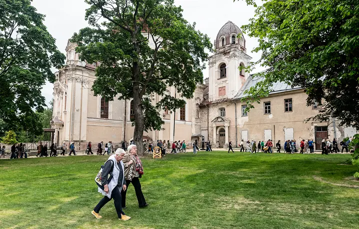 Zespół poklasztorny wizytek z nieczynnym kościołem Serca Jezusowego na Rossie - centrum Światowego Kongresu Miłosierdzia w Wilnie, czerwiec 2026 r. // Fot. Evgenia Levin / materiały prasowe WACOM