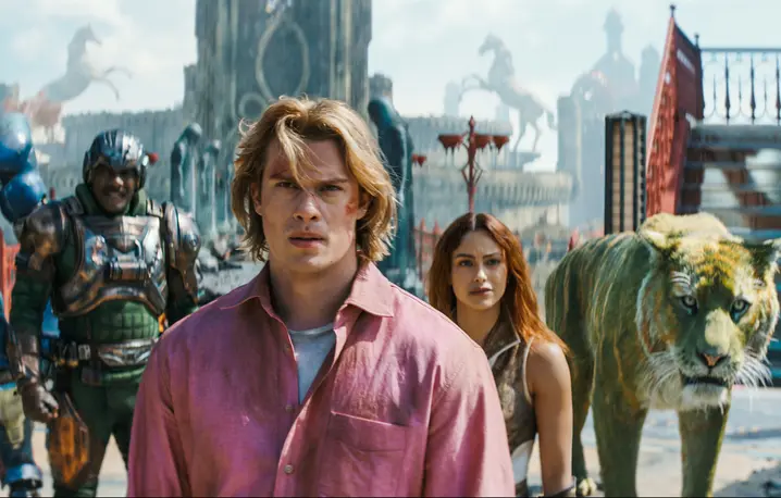 Od lewej Roboto (Kristen Wiig), Man At Arms (Idris Elba), Adam (Nicholas Galitzine), Teela (Camila Mendes) i Cringer w filmie „Władcy Wszechświata”, reż. Travis Knight // Amazon MGM Studios