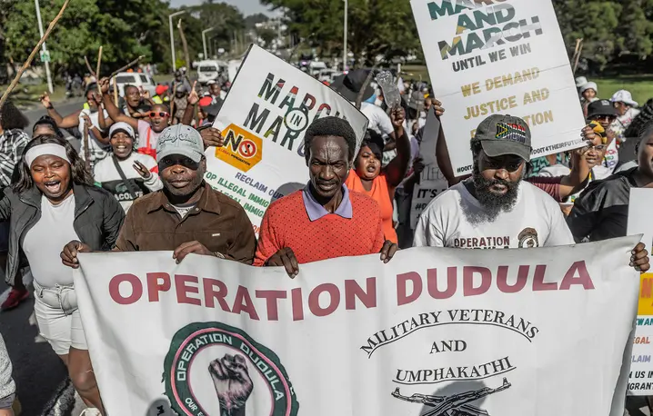 W ostatnich tygodniach w całej RPA odbywały się marsze przeciwko imigrantom. Na zdjęciu: demonstracja zorganizowana przez ruchy Operation Dudula i March and March. Durban, 20 maja 2026 r. // Fot. Rajesh Jantilal / AFP / East News