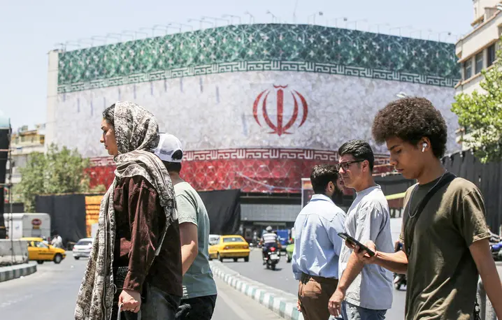 Życie codzienne w Teheranie. Ogromny billboard z irańską flagą Iranu na placu Enghelab. Teheran, 15 czerwca 2026 r. // Fot. Fatameh Bahrami / AFP / East News