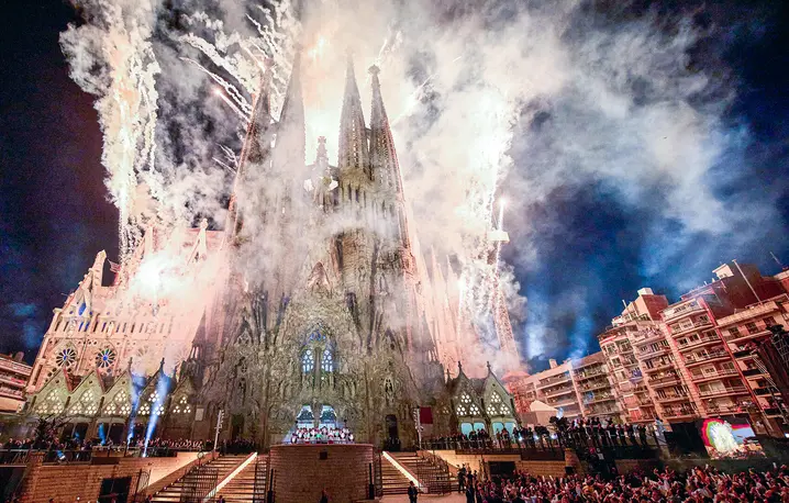 Pokaz sztucznych ogni podczas poświęcenia wieży Jezusa Chrystusa przez papieża Leona XIV w bazylice Sagrada Familia. Barcelona, 10 czerwca 2026 r. // Emilio Morenatti / AP / East News