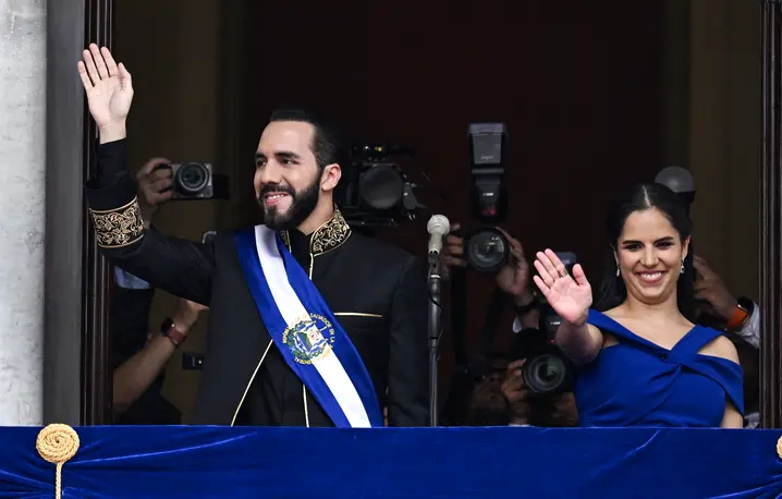 Prezydent Salwadoru Nayib Bukele z żoną Gabriela Rodriguez podczas inauguracji drugiej kadencji. San Salwador, 1 czerwca 2024 r. // Fot. Marvin Recinos / AFP / East News