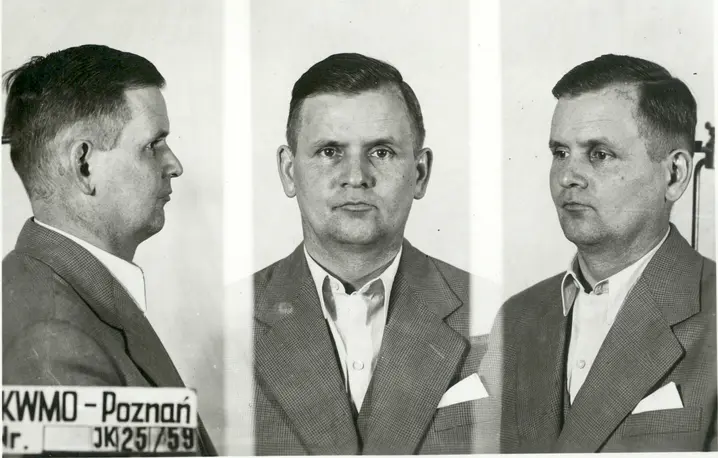 Zdjęcie poety i dziennikarza Konrada Doberschuetza wykonane przez SB tuż po jego aresztowaniu w lutym 1959 r. // IPN