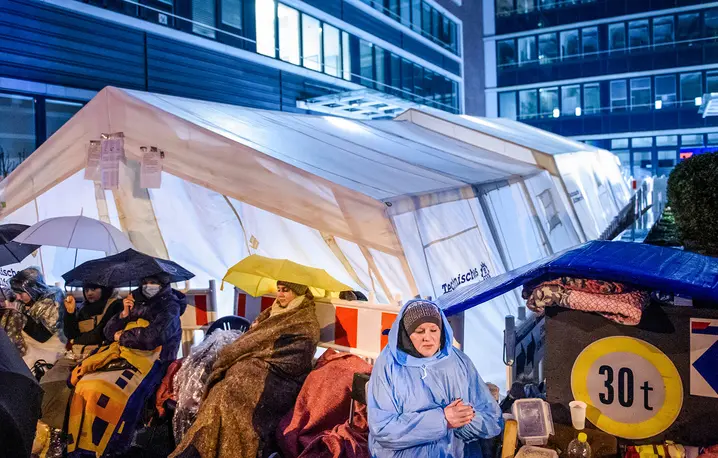 Olga, uciekinierka z Ukrainy, czeka wraz z innymi uchodżcami przed Urzędem ds. Migracji w Hamburgu, 15 marca 2022 r. // Fot. Gregor Fischer / dpa / PAP