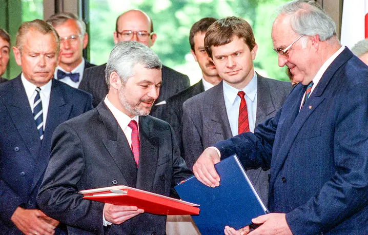 Premier Jan Krzysztof Bielecki oraz kanclerz Niemiec Helmut Kohl podpisują traktat niemiecko-polski o stosunkach między państwami, w tym uznanie obecnych granic. Bonn, 17 czerwca 1991 r. // Fot. Michael Jung / dpa / PAP