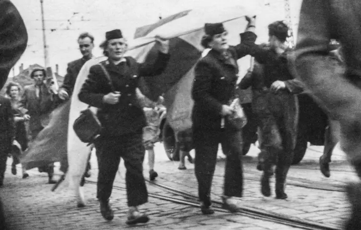 Konduktorki Stanisława Sobańska i Helena Przybyłek maszerujące w pochodzie, 28 VI 1956 r. // IPN