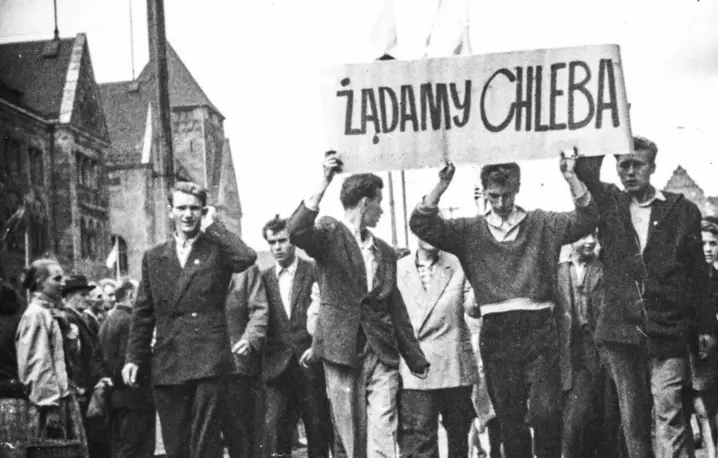 Robotnicy niosący transparent z hasłem „Żądamy chleba”, ul. Czerwonej Armii (dziś ul. Święty Marcin), 28 VI 1956 r. // IPN