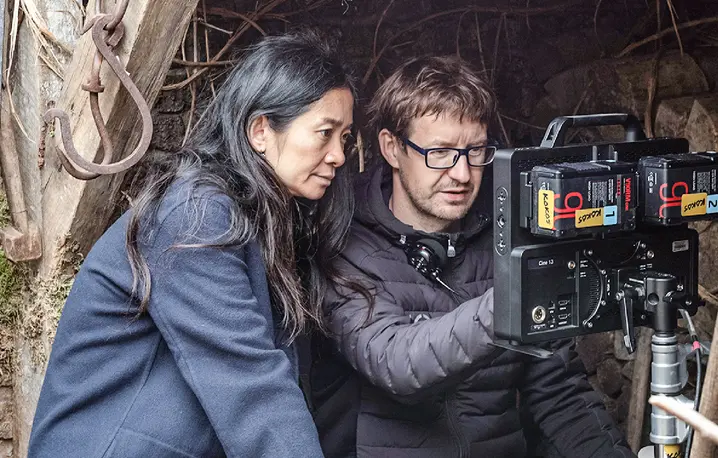 Łukasz Żal z reżyserką Chloé Zhao na planie filmu „Hamnet” // Fot. Agata Grzybowska