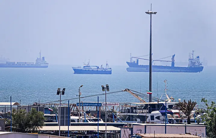 Statki w cieśninie Ormuz. Bandar Abbas, Iran, 18 czerwca 2026 r. // Fot. Amirhossein Khorgooei / ISNA / AFP / East News