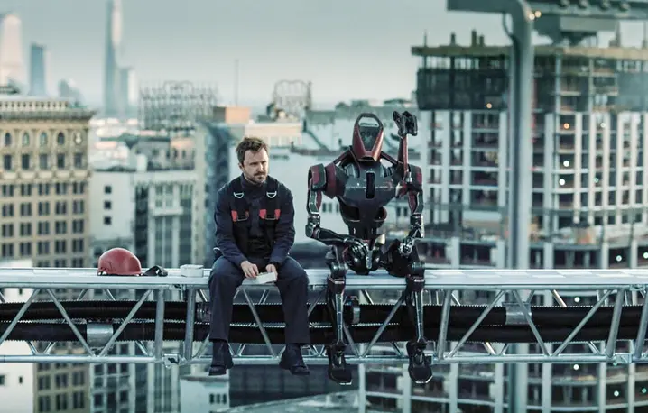 Scena z serialu Westworld (2016-2022), podejmującego tematyką dochodzenia sztucznej inteligencji do świadomości. Aaron Paul jako Caleb Nichols, obok robota George'a, w futurystycznym Los Angeles. // Fot. HBO