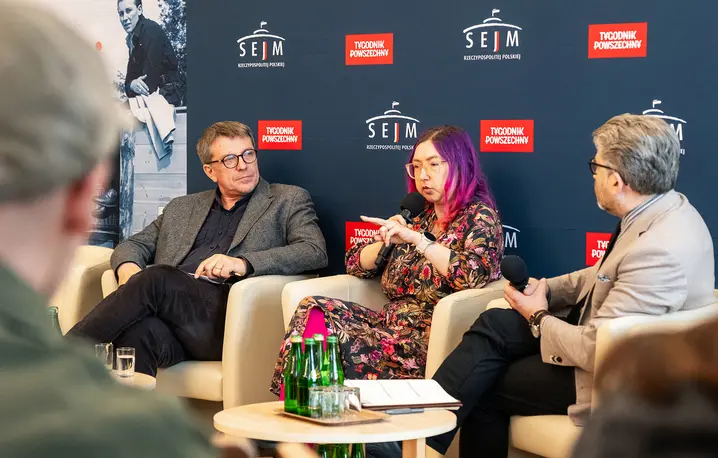 Jacek Stawiski, prof. Karolina Ćwiek-Rogalska i prof. Eryk Krasucki na konferencji Ziemie Zachodnie i Północne zorganizowana przez Tygodnik Powszechny i Sejm RP. Warszawa, 15 czerwca 2026 r. // Fot. Bartosz Nehring / Kancelaria Sejmu