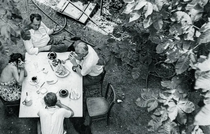 Kawa przy stole w pierwszej siedzibie „Kultury”. Od lewej Zofia Hertz, Zygmunt Hertz, Stanisław Stempowski, tyłem Jerzy Giedroyc. Corneille, 1949 r. // Zbiory Instytutu Literackiego „Kultura”