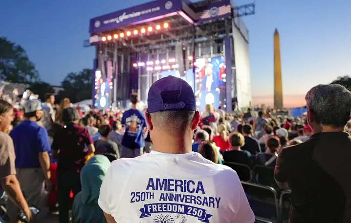 Transmisja przemówienia Donalda Trumpa podczas inauguracji obchodów 250-lecia USA na National Mall w Waszyngtonie. Do 10 lipca mają tutaj miejsce liczne koncerty, pokazy wojskowe czy wystawy. 24 czerwca 2026 r. // Fot. Al Drago / Getty Images 