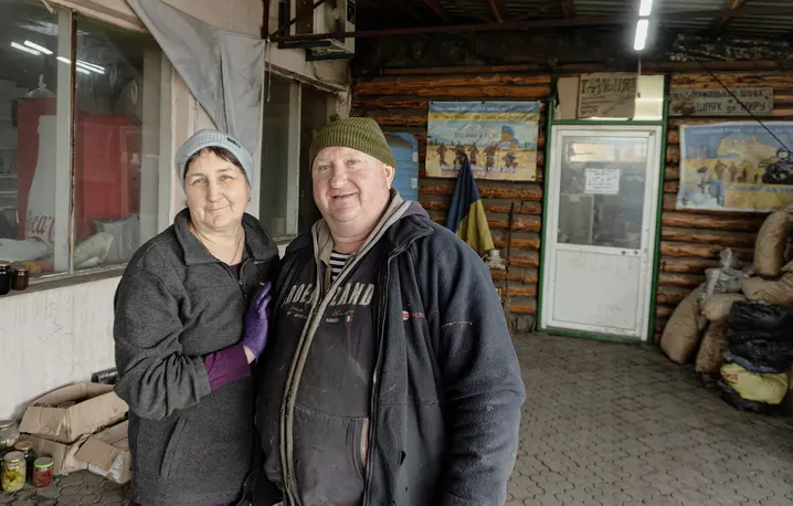 Anatolij wraz ze swoją krewną, Ljubą, przed wejściem do „Czumackiego Szlaku”. // Fot. Antonina Palarczyk
