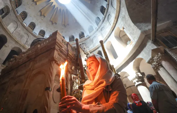 Modlitwa po śmierci papieża Franciszka w Bazylice Grobu Świętego w Jerozolimie, 21 kwietnia 2025 r. // Fot. Saeed Qaq / Anadolu / AFP / East News 