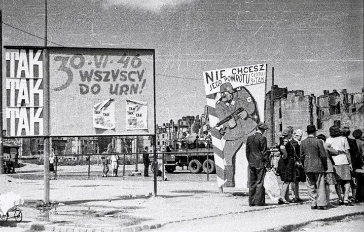 Hasła propagandowe zachęcające do głosowania w Referendum Ludowym. Warszawa, 1946 r. // Fot. Stanisław Dąbrowiecki / PAP