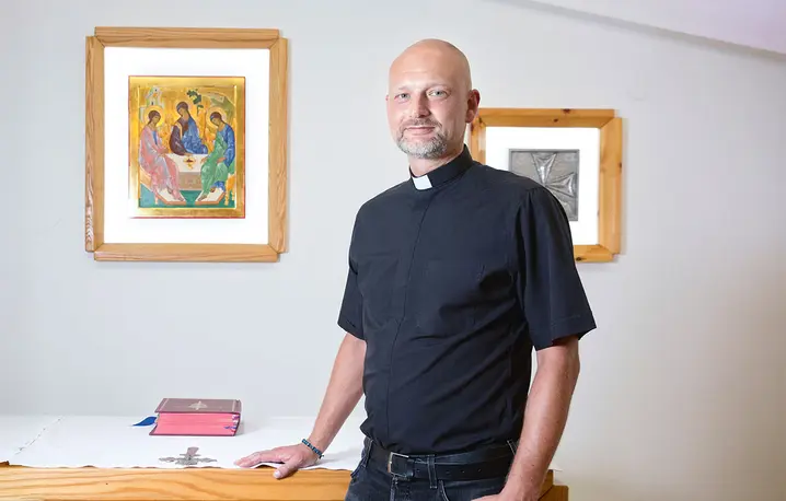 Ks. Piotr Żelazko w kaplicy swojego kościoła parafialnego w w Beer Szewie, sierpień 2018 r.