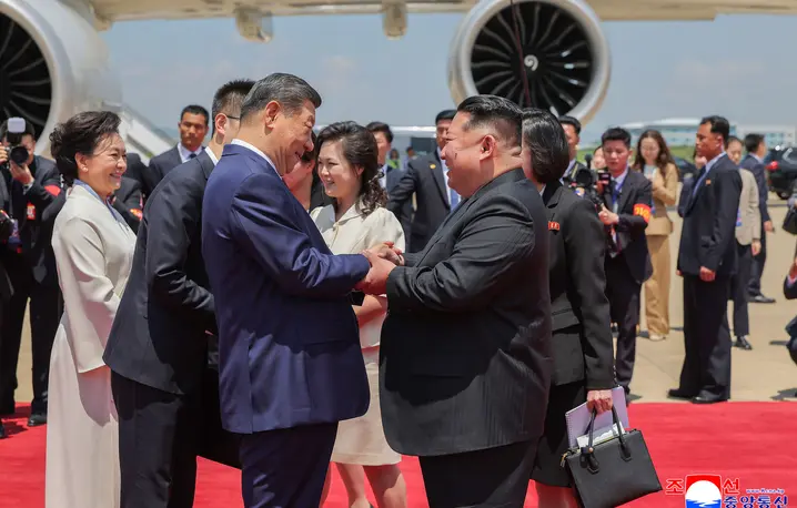 Kim Dzong Un wita Xi Jinpinga na lotnisku w Pjongjangu, 8 czerwca 2026 r.