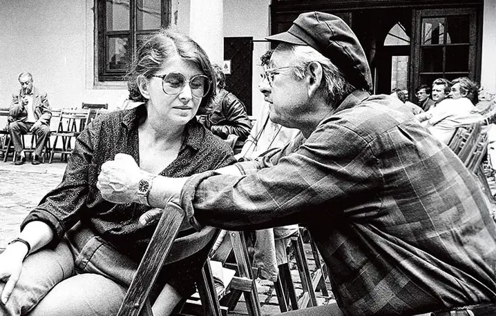 Z Krystyną Zachwatowicz podczas prób do „Zemsty” na dziedzińcu Kolegium Nowodworskiego, Kraków 1986 r. / Fot. Czesław Czapliński / FOTONOVA