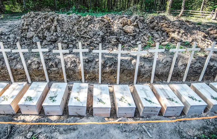 Pogrzeb ekshumowanych szczątków polskich ofiar zbrodni wołyńskiej na terenie dawnej wsi Puźniki w dzisiejszym obwodzie tarnopolskim na zachodzie Ukrainy. Puźniki, Ukraina, 6 września 2025 r. // Fot. Vladyslav Musiienko / PAP