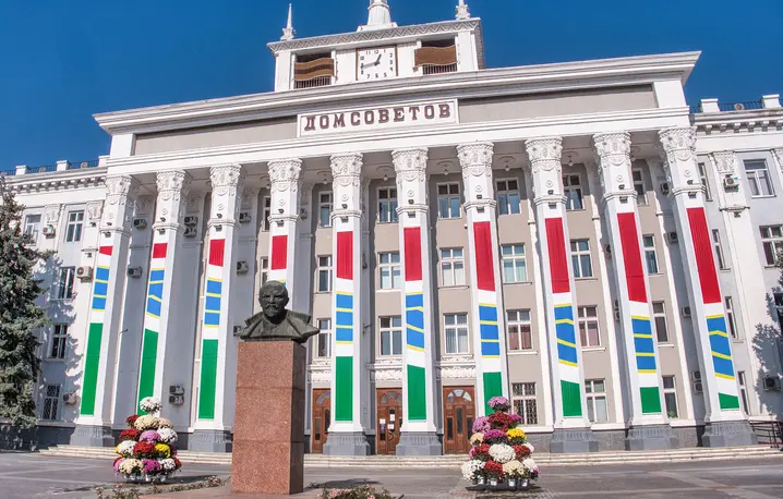 Tyraspol, Naddniestrze, Popiersie Lenina przed budynkiem Domu Sowietów // Julien / Adobe Stock