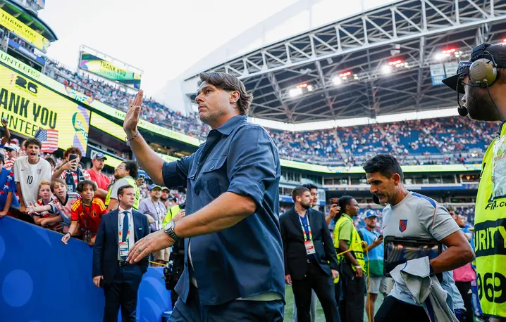Mauricio Pochettino, selekcjoner reprezentacji USA, schodzi z boiska po porażce z Belgią w 1/8 finału piłkarskich mistrzostw świata 2026. Seattle, 6 lipca 2026 r. // Fot. Henry Rodenburg / Getty Images