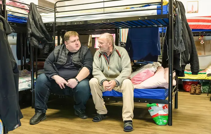 Ksiądz Sławomir Bar, proboszcz bazyliki w Bydgoszczy z jednym ze swoich podopiecznych w noclegowni znajdującej się w piwnicach kościoła. Bydgoszcz, styczeń 2025 r. // Fot. Piotr Ulanowski