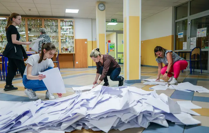Liczenie głosów w wyborach samorządowych we Wrocawiu. 7 kwietnia 2024 r. // Fot. Krzysztof Zatycki / Forum