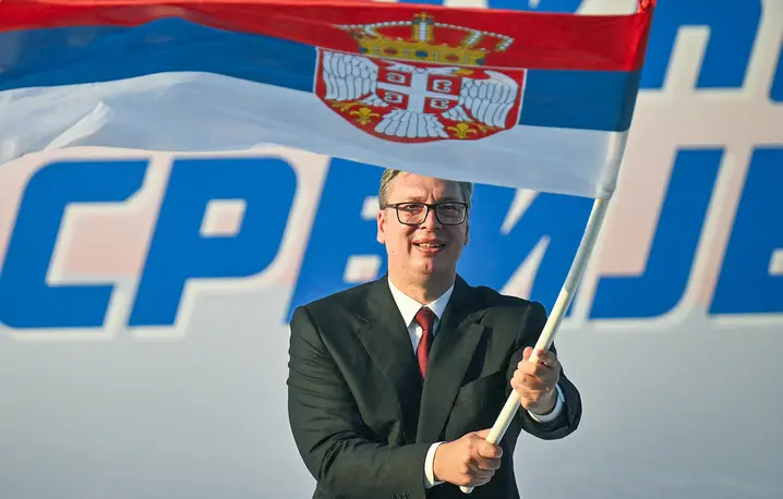 Aleksandar Vučić jest prezydentem Serbii od 9 lat. Teraz obiecał, że złoży urząd i rozpisze wybory parlamentarne. Opozycja sądzi, że Vučić chce zostać u władzy, tylko już jako premier. Na zdjęciu: na wiecu zwolenników Vučić ogłasza swoją decyzję. Belgrad, 27 czerwca 2026 r. // Fot. Oliver Bunic / AFP / East News