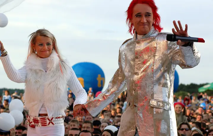 Marta Wiśniewska Mandaryna i Michał Wiśniewski podczas finału programu „Jestem jaki jestem". Przylep pod Zieloną Górą, 12 czerwca 2004 r. // Fot. Marcin Łobaczewski / REPORTER