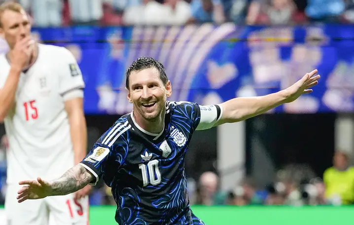 Leo Messi celebruje bramkę Enzo Fernandeza w półfinałowym meczu mundialu między Argentyną i Anglią, Atlanta, 15 lipca 2026 r. // Fot. Rebecca Blackwell / AP / East News