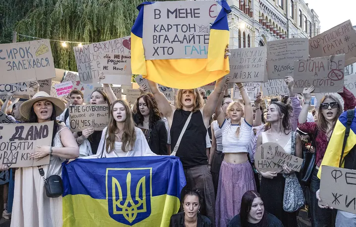 Protesty na ulicach Kijowa po dymisji ministra obrony Mychajła Fiodorowa. 18 lipca 2026 r. // Fot. Paula Bronstein / Getty Images