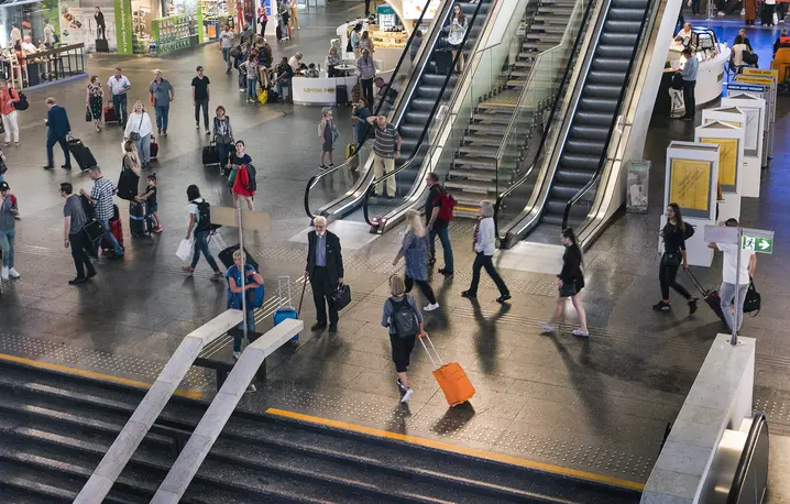 Ks. Adam Boniecki. Dworzec Warszawa Centralna, 3 czerwca 2019 r. // Fot. Grażyna Makara / Fundacja Tygodnika Powszechnego