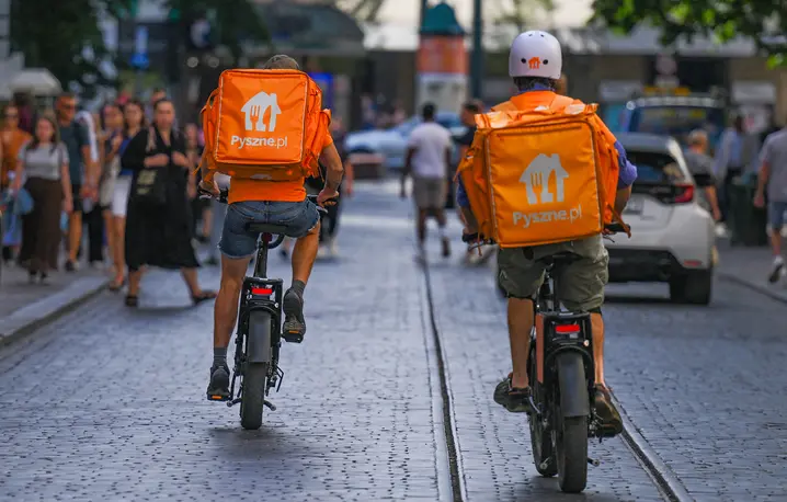 Kurierzy Pyszne.pl. Kraków, sierpień 2023 r. // Fot. Artur Widak / NurPhoto / AFP / East News 
