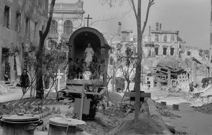 Kapliczka na podwórku przy ul. Złotej 24, sierpień 1944 // Fot. Sylwester Braun „Kris” / ze zbiorów Muzeum Powstania Warszawskiego 