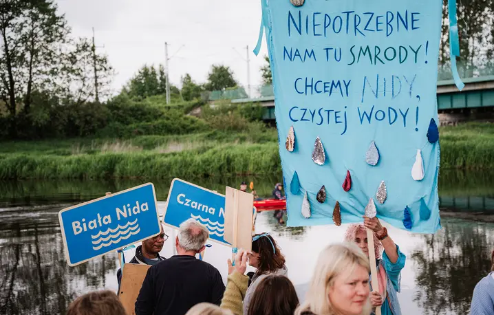 Protest mieszkańców i Sióstr Rzek przeciwko budowie fermy na 5 milionów brojlerów rocznie w otulinie rzeki Nidy na obszarze chronionego krajobrazu. Brzeźno, 31 maja 2026 r. // Fot. Katarzyna Włoch / Nida Otulina