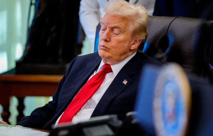 Według jednych zasypia, według jego otoczenia tylko przymyka oczy i nadal uważnie słucha: Donald Trump w Gabinecie Owalnym podczas ogłoszenia obniżki cen leków na odchudzanie. Waszyngton, 6 listopada 2025 r. // Fot. Andrew Harnik / Getty Images