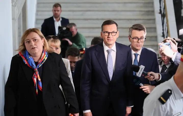 Mateusz Morawiecki z Olgą Semeniuk-Patkowską i Piotrem Mullerem. Konferencja prasowa po ultimatum kierownictwa PiS // Fot. Dawid Wolski / East News