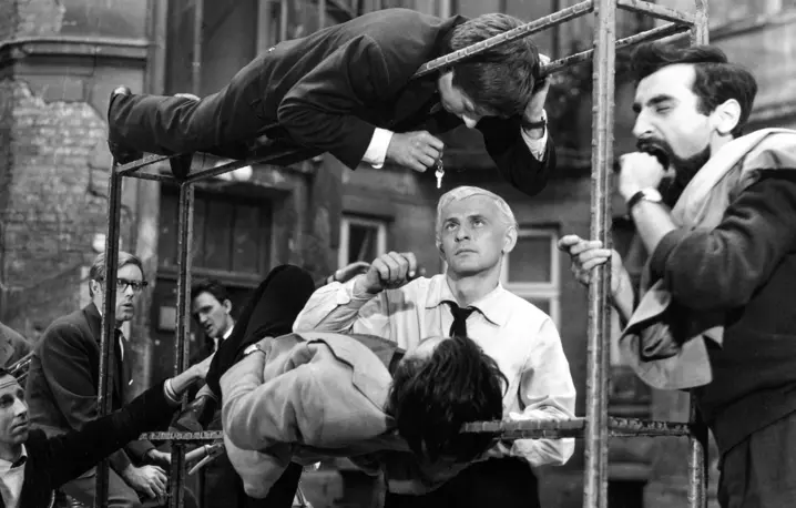 „Niewinni czarodzieje" - film w reżyserii Andrzeja Wajdy z 1960 r., scenariusz Jerzy Andrzejewski i Jerzy Skolimowski, zdjęcia Krzysztof Winierwicz. N/z m.in Tadeusz Łomnicki i Roman Polański / Fot. POLFILM / East News
