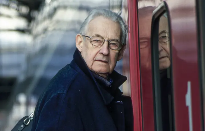 Andrzej Wajda na dworcu w Lyonie, 1 marca 2000 r. // Fot. Catherine Cabrol / Kipa / Sygma / Getty Images