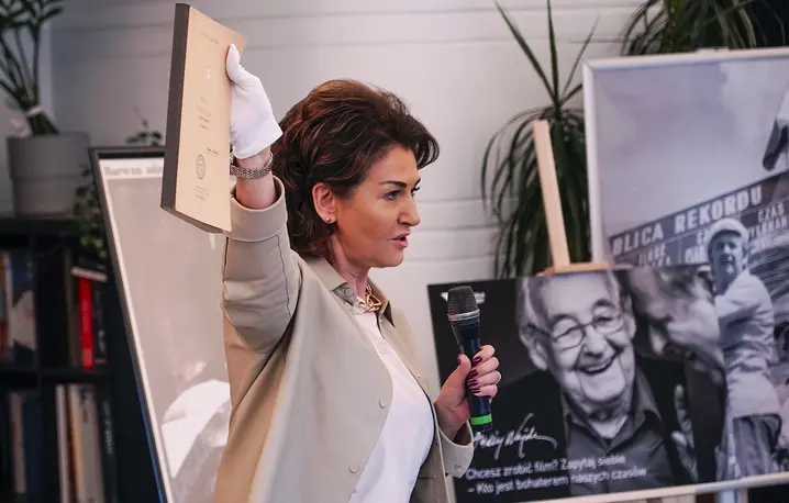 Beata Stelmach, Prezeska Zarządu Totalizatora Sportowego, prezentuje niezrealizowany scenariusz filmu Andrzeja Wajdy. Totalizator Sportowy jest Patronem Roku Wajdy 2026. // Fot. materiały prasowe