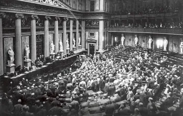 Obrady parlamentu w Wiedniu, 17 czerwca 1907 r.; Michał Bobrzyński był wówczas posłem, wiceprezesem Koła Polskiego. / R. LECHNER / ÖSTERREICHISCHE NATIONALBIBLIOTHEK