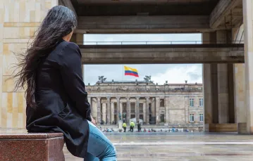 Helena pod Pałacem Sprawiedliwości, siedzibą kolumbijskiego Sądu Najwyższego. Bogota, 2018 r. / LAURA MARTÍNEZ VALERO / WOMEN’S LINK WORLDWIDE