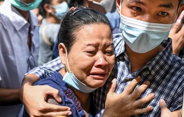 Jesienią władze uwolniły tysiące demonstrantów, którzy po puczu trafili do aresztów. Rangun, październik 2021 r. / STR / AFP / EAST NEWS