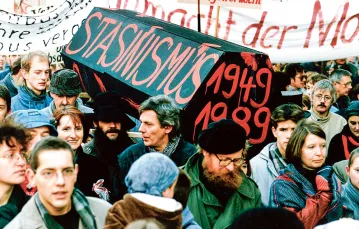 Demonstranci z trumną żegnającą tajną policję Stasi i stalinizm, Lipsk, 18listopada 1989 r. / PETER DEJONG / AP / EAST NEWS