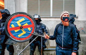 Aby uniknąć mandatu za udział w zakazanym zgromadzeniu, niektórzy organizują protesty rowerowe. Nie zawsze to pomaga. Na zdjęciu: antyrządowy protest w Lublanie, kwiecień 2021 r. / BORUT ZIVULOVIC / Reuters / Forum