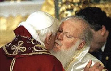 Papież Benedykt XVI i Patriarcha Ekumeniczny Konstantynopola Bartłomiej I podczas spotkania w Stambule, 30 listopada 2006 r. /fot. KNA-Bild / 