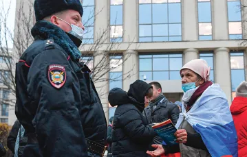 Protest przed moskiewskim sądem rejonowym, który tego dnia debatował nad zamknięciem Centrum Praw Człowieka Memoriału. Moskwa, 29 listopada 2021 r. / ILYA PITALEV / AFP