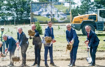 Premier Mateusz Morawiecki podczas inauguracji budowy 171 mieszkań na wynajem w ramach rządowego programu Mieszkanie Plus. Gdynia, lipiec 2017 r. / ŁUKASZ DEJNAROWICZ / FORUM